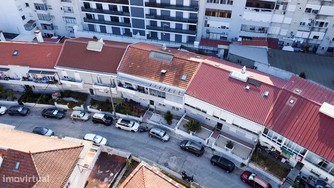 Apartamento T2 Renovado com Logradouro de 80m² no Centro de Almada-29