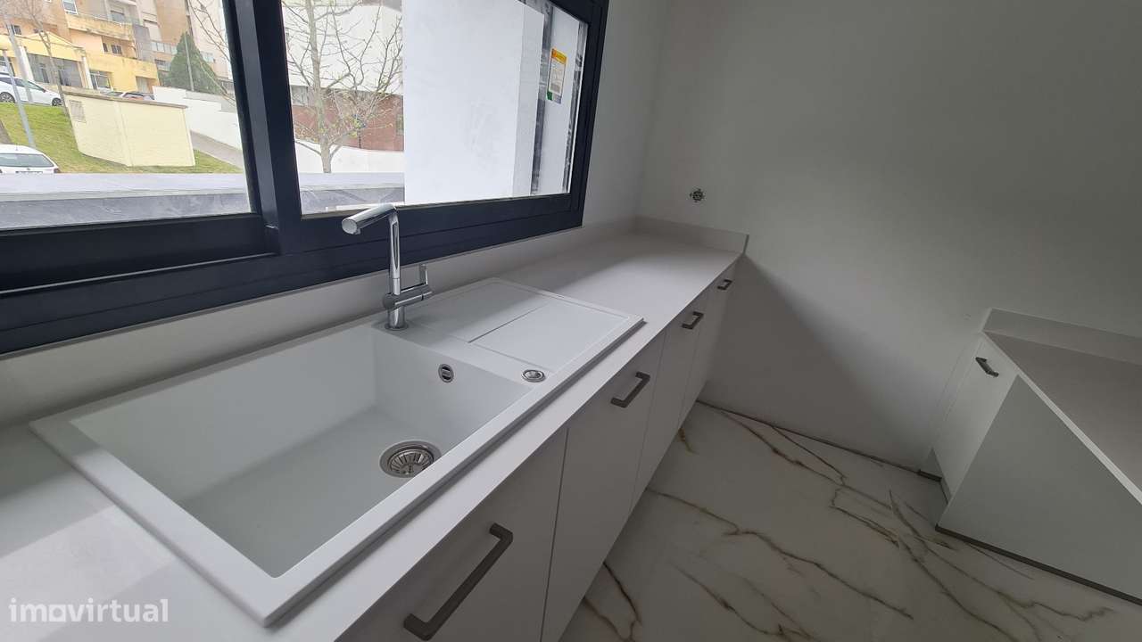 Moradias Novas 2 frentes com Jardim - Águas Santas - Exc. localização-10