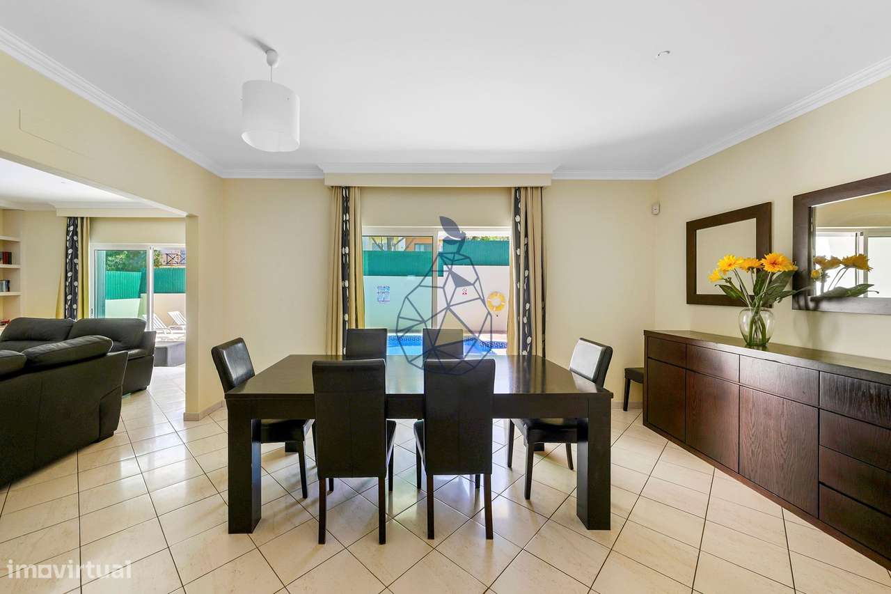 Moradia T5 com Piscina Privada, Jardim e 5 Suites em Montechoro, Albuf-12