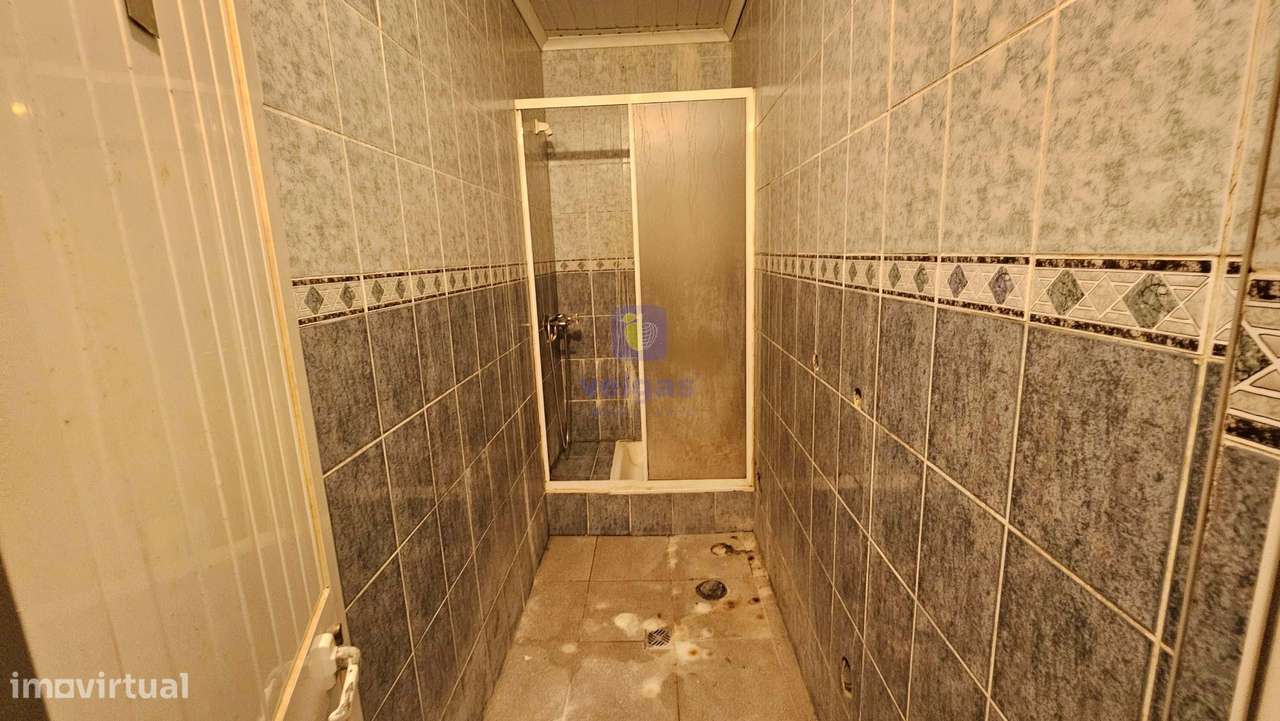 Edifício para Habitação e Comércio - Moradia T3 Renovada c/ Terraço e-37