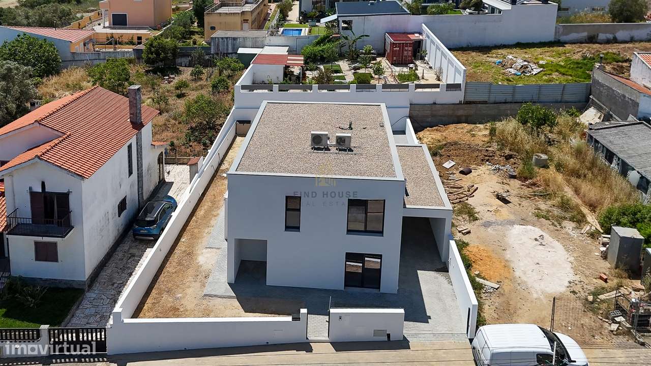 Vende-se Moradia Isolada T4 com garagem, piscina e jardim em Albarraqu-49