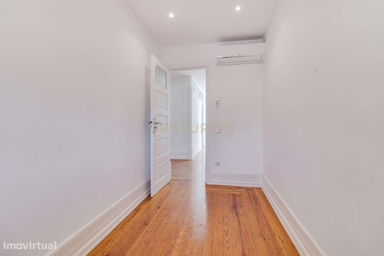 Penthouse com terraço de 28m2 junto ao metro no Rato-19