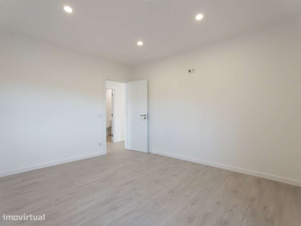 Andar de Moradia T1+1 Totalmente Remodelado | Moita do Norte-11