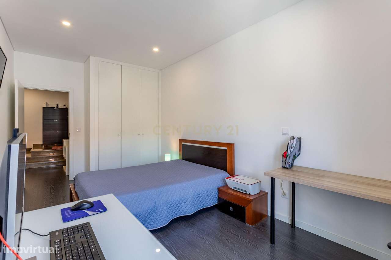 Procura espaço e conforto? Veja este T4 Duplex-22