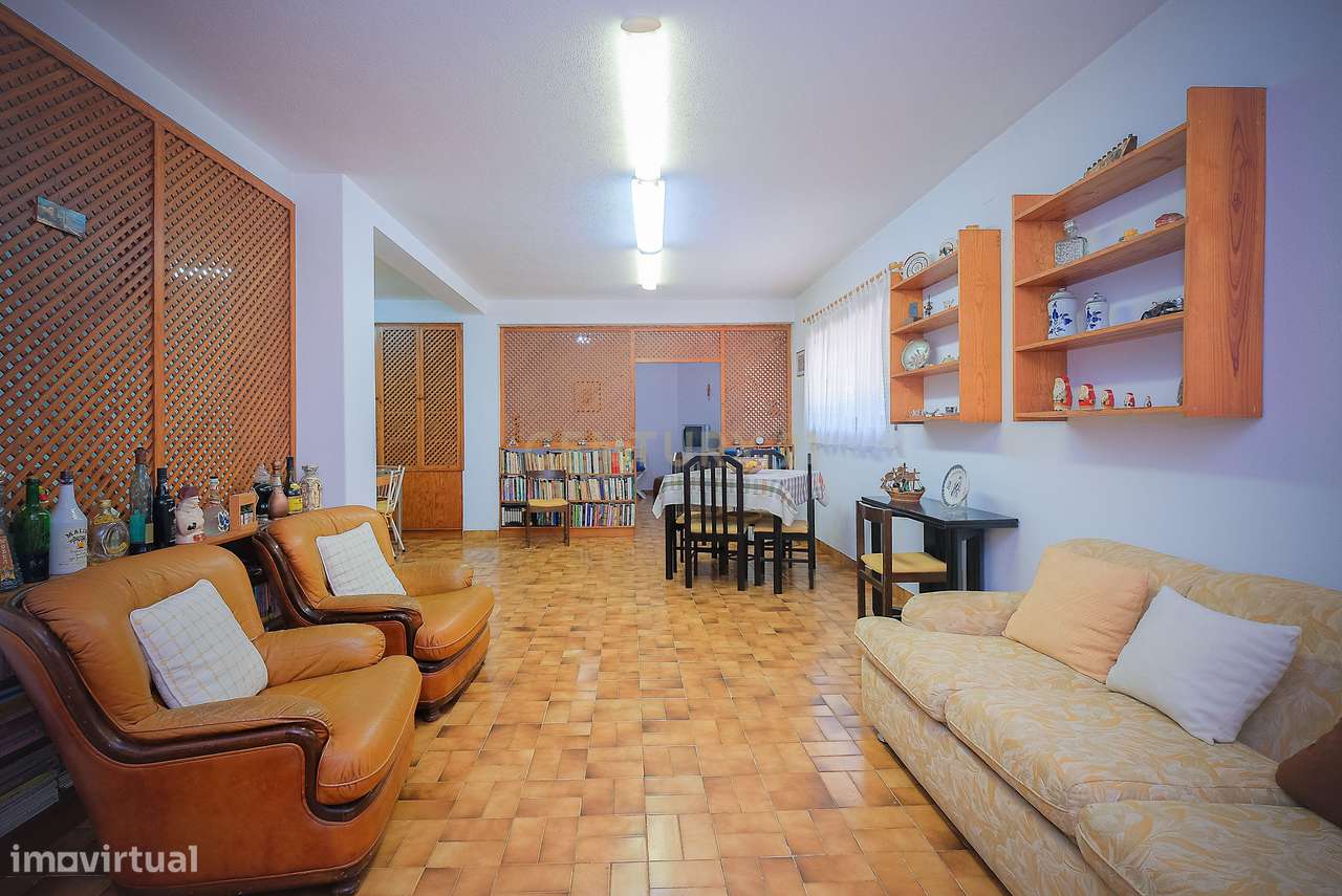 Moradia T5 em Carcavelos — Espaço, Conforto e Localização Privilegiada-30