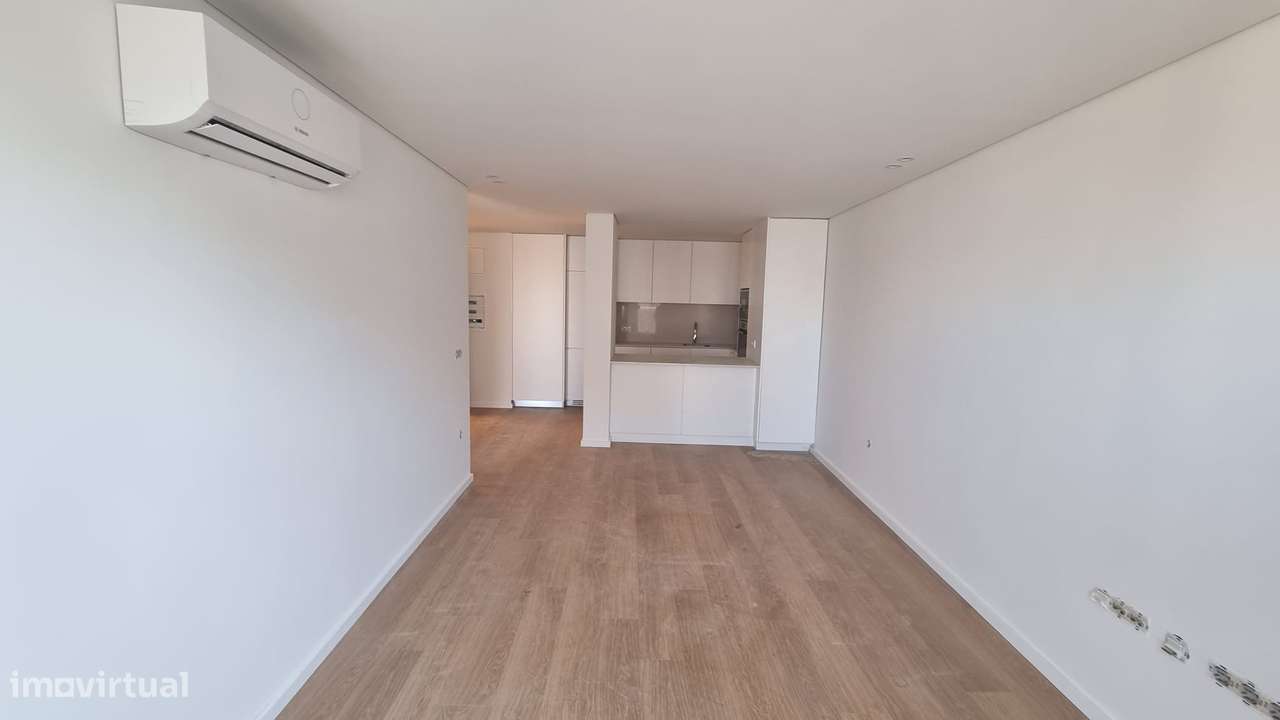 T2 novo com garagem, varanda e ar condicionado-4