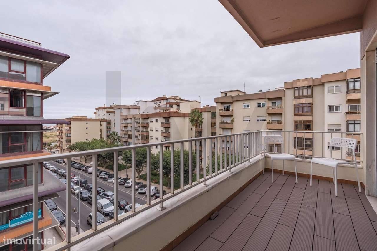 Apartamento T2 na Av. Dr. Francisco Sá Carneiro - Moinho das Antas - O-12