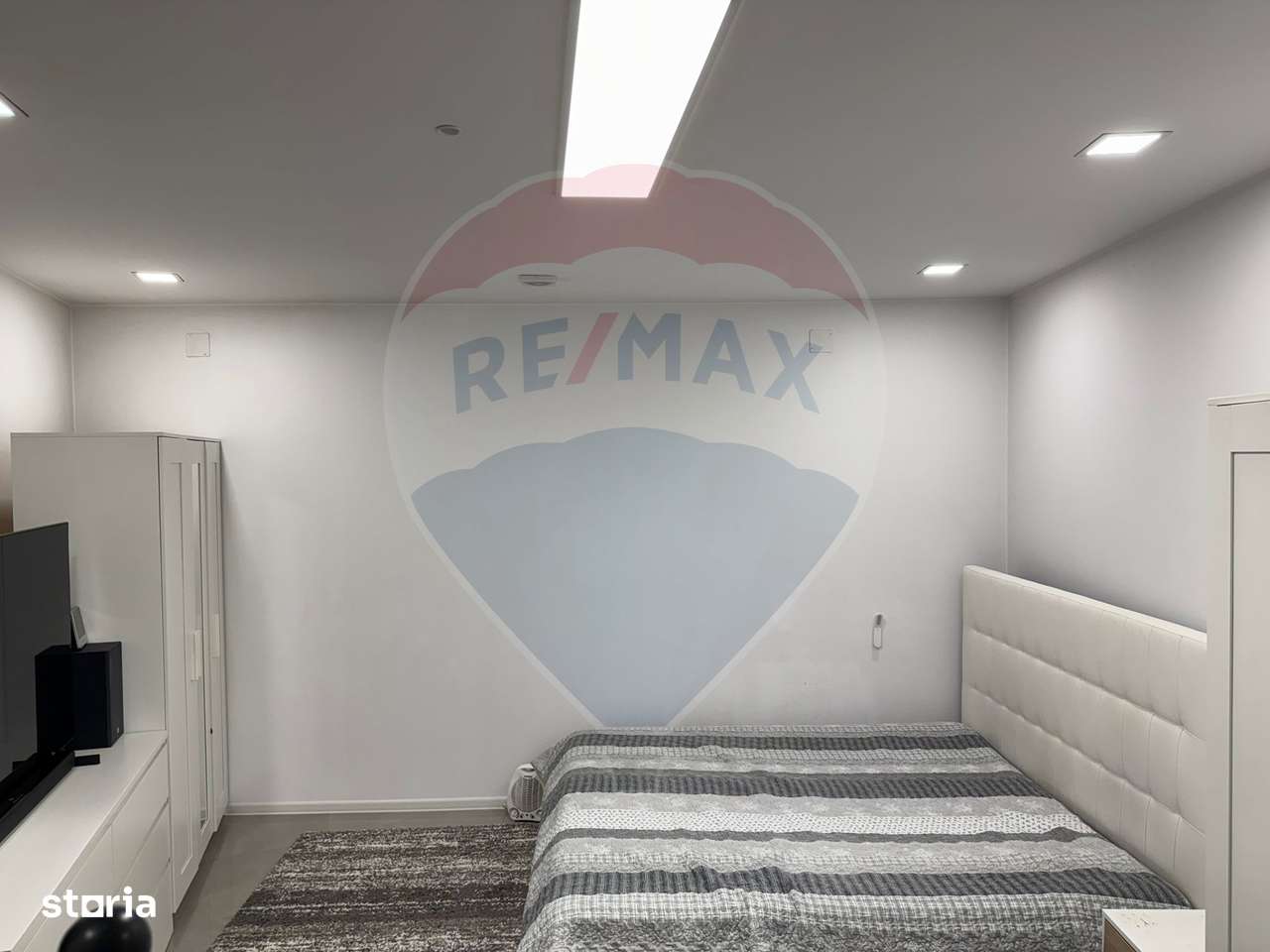 Casă insiruită cu 3 camere cu intrare și curte proprie în Centru Turda-3