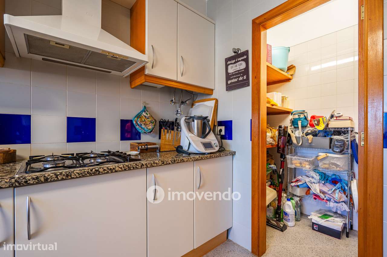 Apartamento T2 com estacionamento e arrecadação, em Mem Martins-15