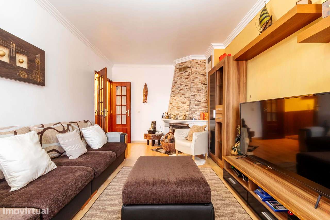 Apartamento T2 Remodelado c/ Lugar de Estacionamento em Mem Martins, S-11