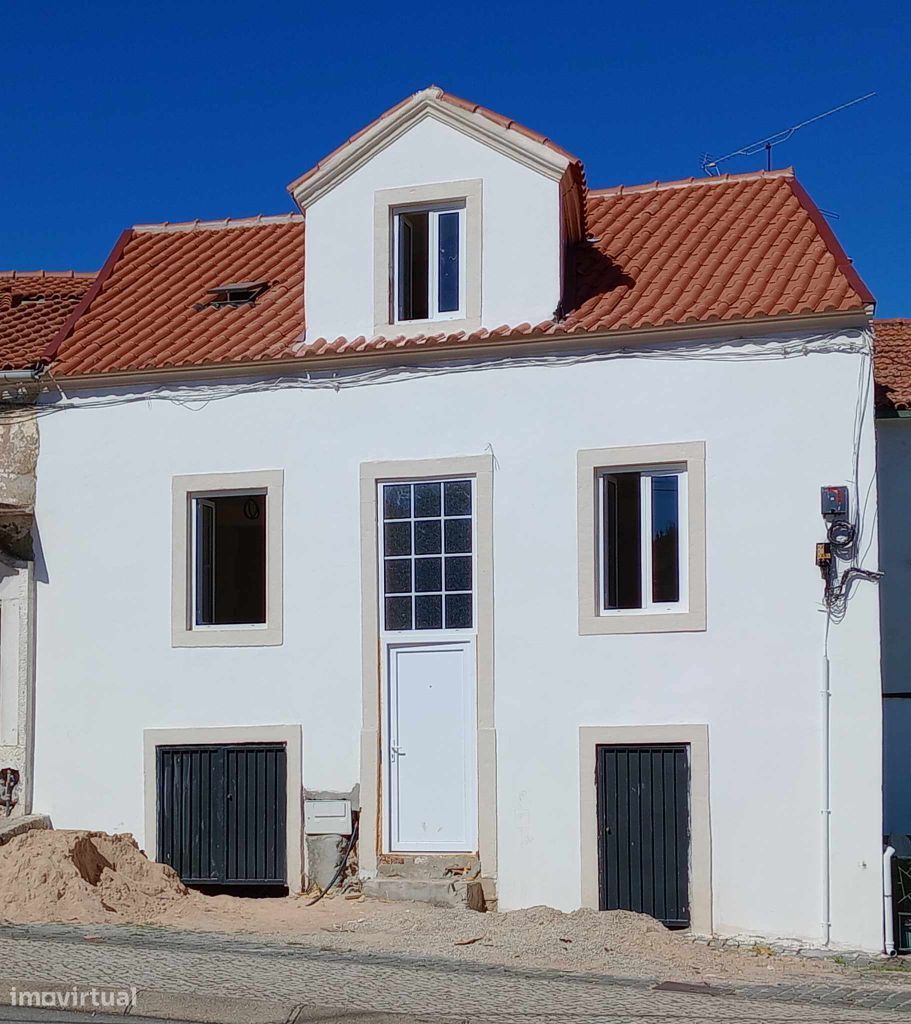 Vende-se imóvel renovado com 2 T1 e 1 T3 em Santa Clara, Coimbra.