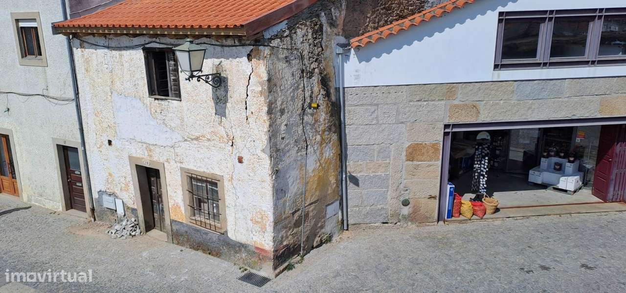 Moradia para Restaurar, zona histórica de Miranda do Douro-17