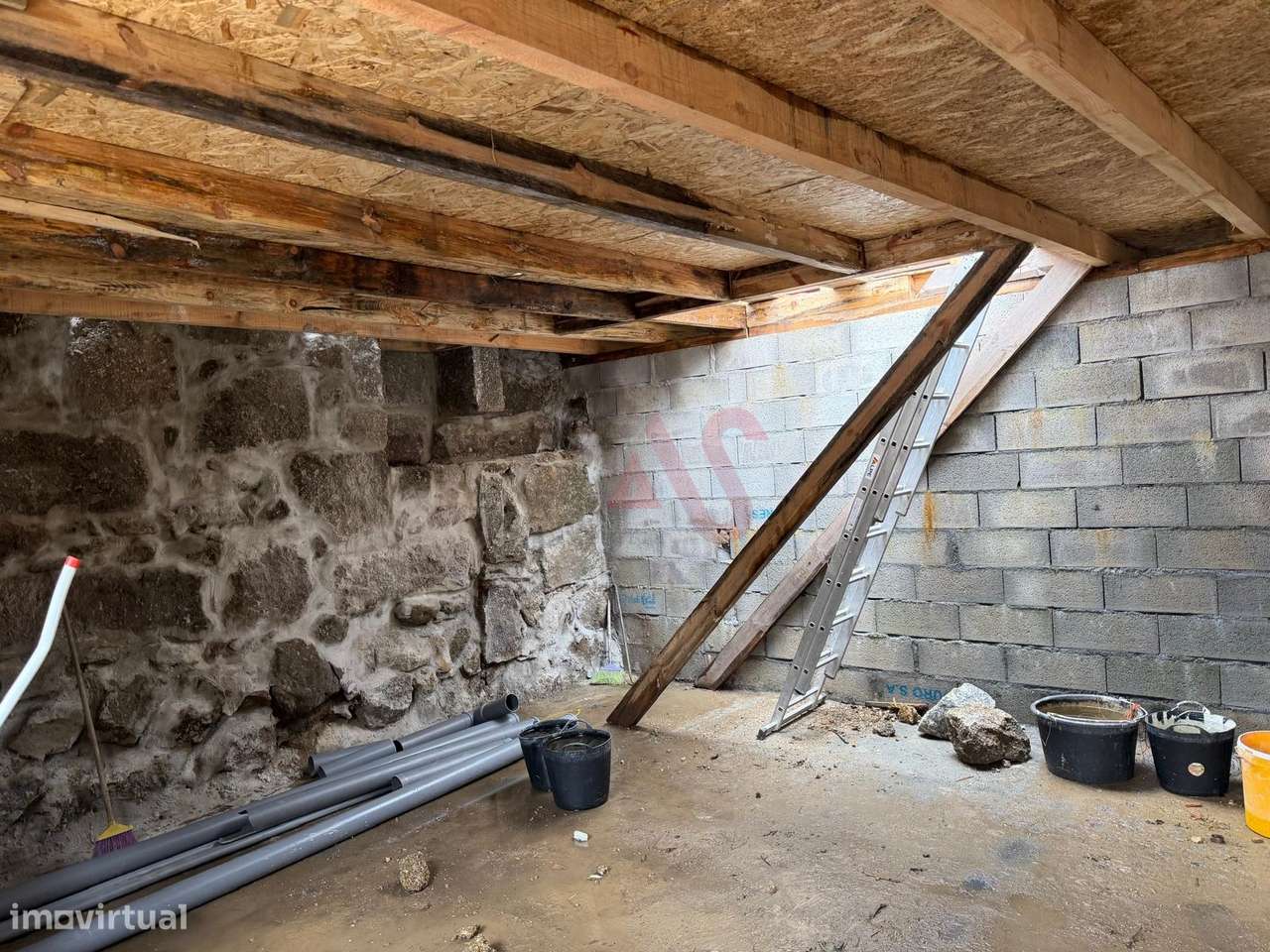 Moradia em Pedra para Restauro com Potencial de Construção – Arões (Sa - Grande imagem: 3/6