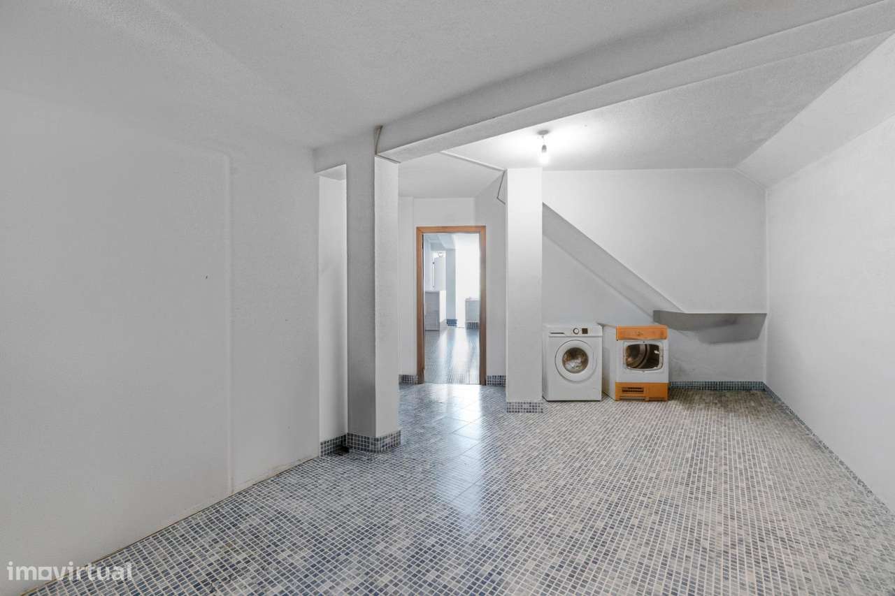 Moradia T4+1 com piscina e jardim, no Murganhal, Caxias-35