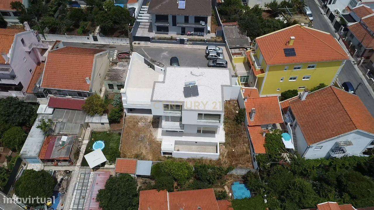 Moradia T4 de Arquitetura Moderna e Sustentável em Famões - Casal do R-51