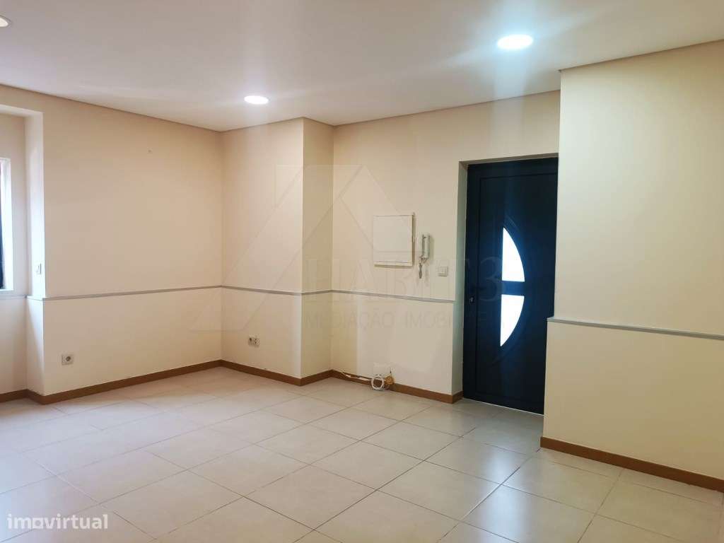 Andar Moradia T2 Renovado - Grande imagem: 2/28