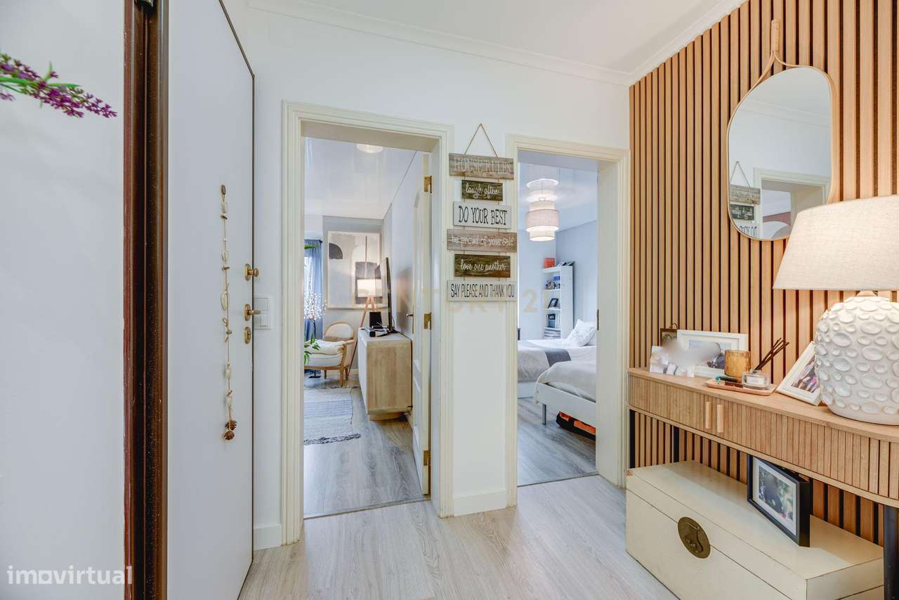 Apartamento T2 Renovado no Coração da Portela de Sintra-13