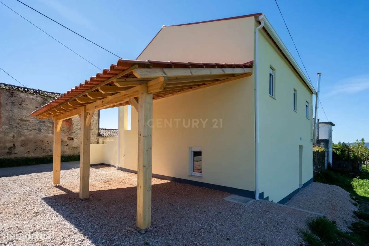 Moradia T3 de dois pisos com terreno totalmente renovada a cinco minut-7