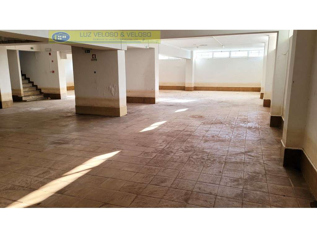 Loja de 38,27 m2 com cave de 300,00 m2. Alto do Seixalinho, Barreiro.-20