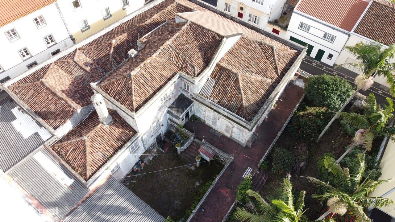 Prédio secular centro da cidade de Ponta Delgada (São José)