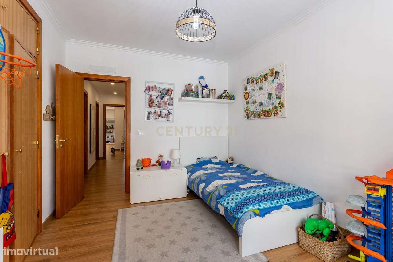 Apartamento T3 Remodelado com Arrecadação e Parqueamento-16