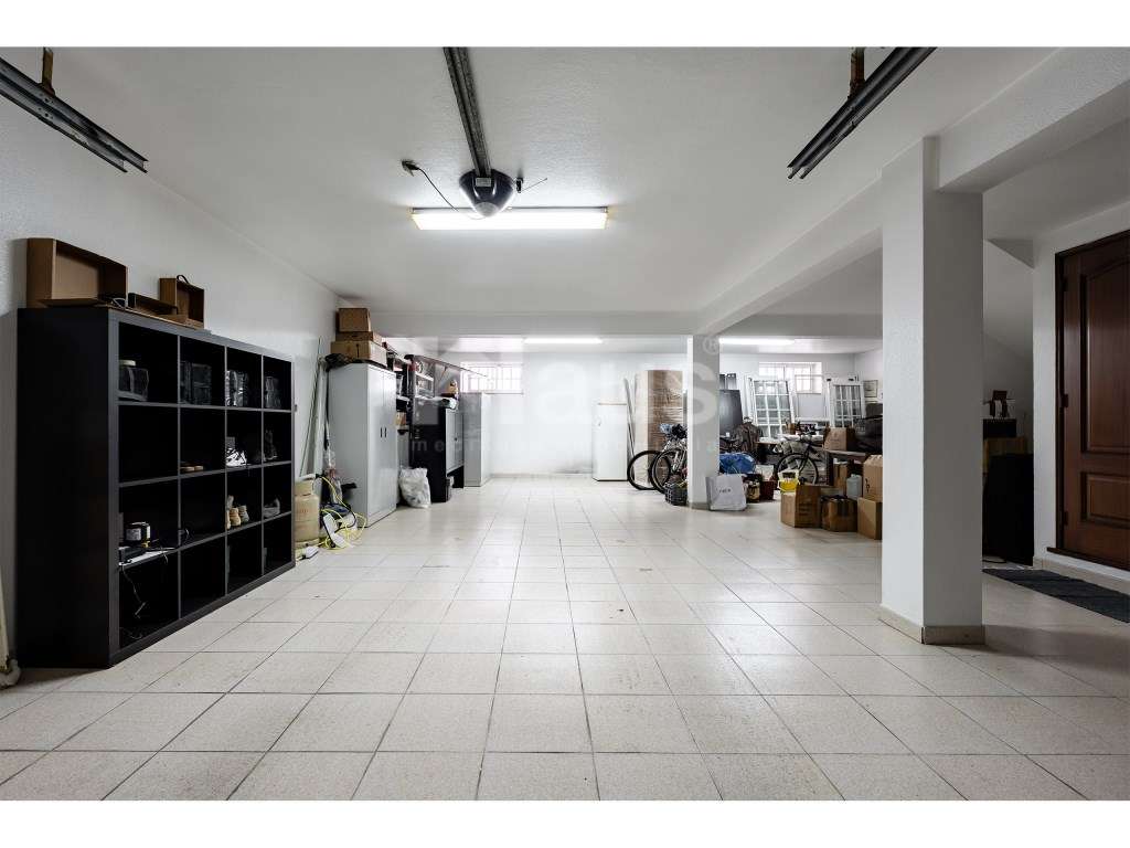 Moradia T5 com cave e logradouro-34