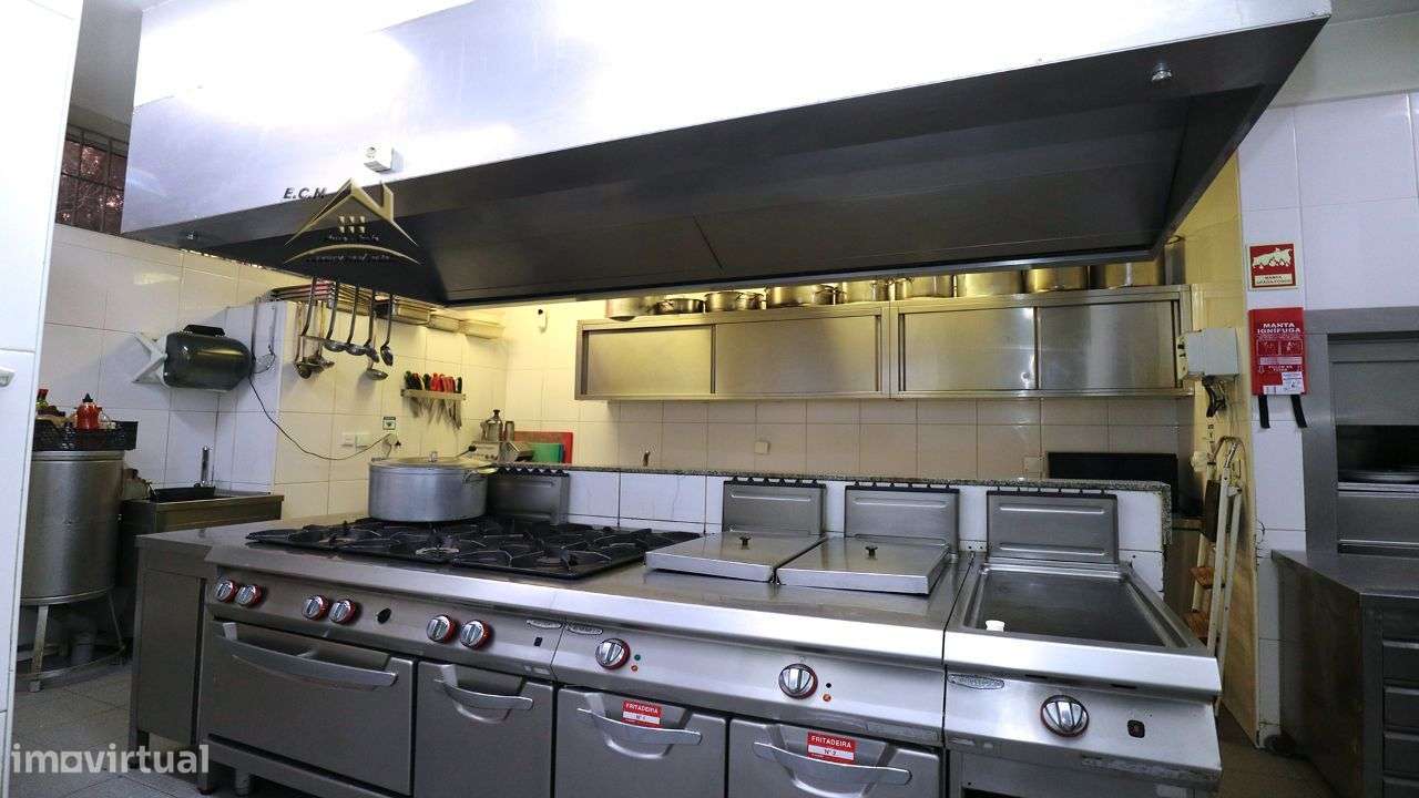 Restaurante "Castelo da Maia" Localizado em Zona Industrial,-41