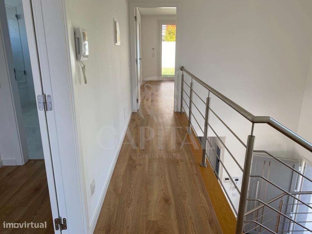 MORADIA T4 CONTEMPORÂNEA NO ZAMBUJAL, ALCABIDECHE-24