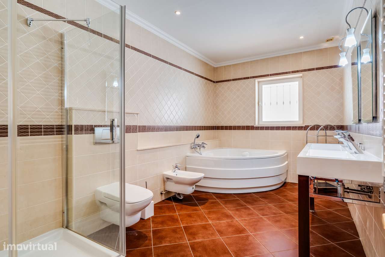 Moradia Isolada T4+2 com Piscina Privada-18