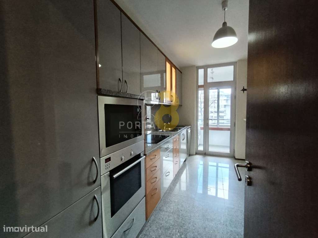 Apartamento T2 com varanda, lugar de garagem e arrumo, no Campo Alegre - Grande imagem: 2/21