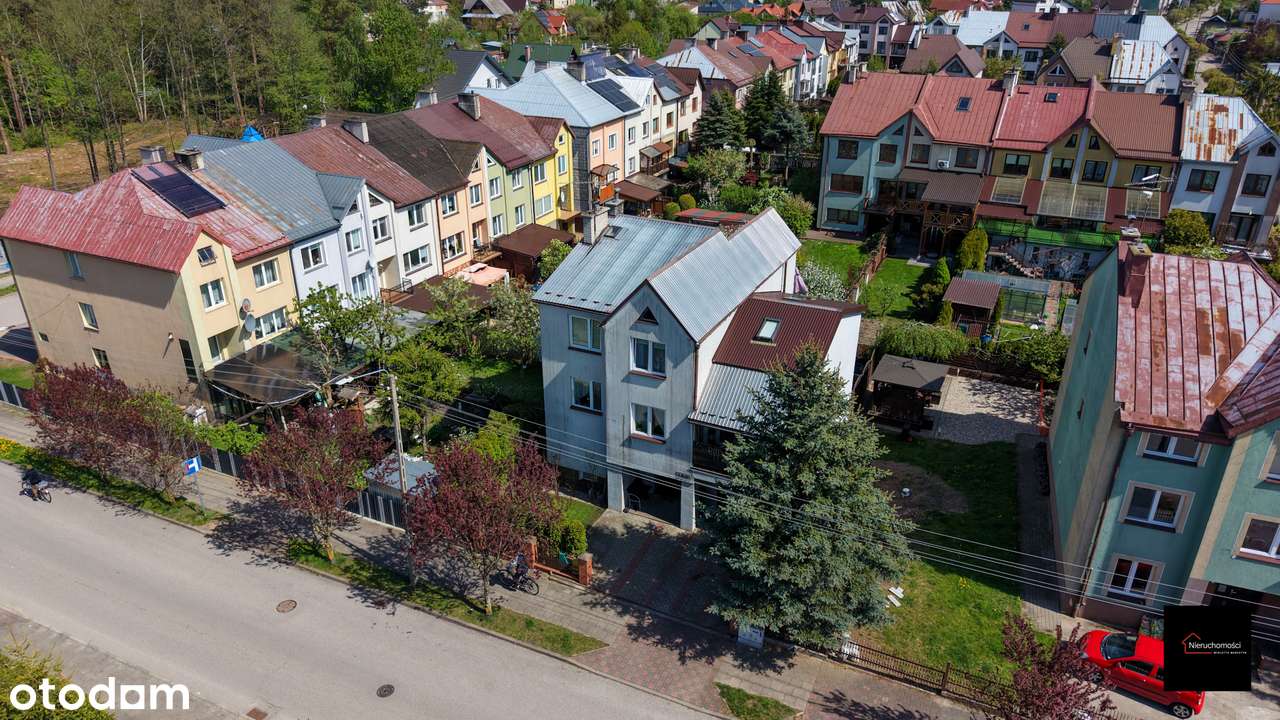 Dom szeregowy z garażem w spokojnej okolicy
