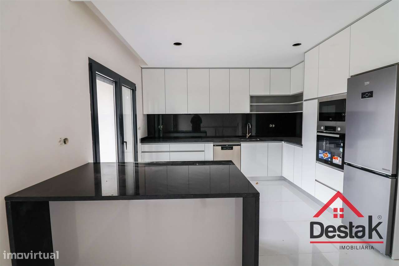 Moradia em Banda V3+1 situada no Campo, Viseu - Grande imagem: 2/23