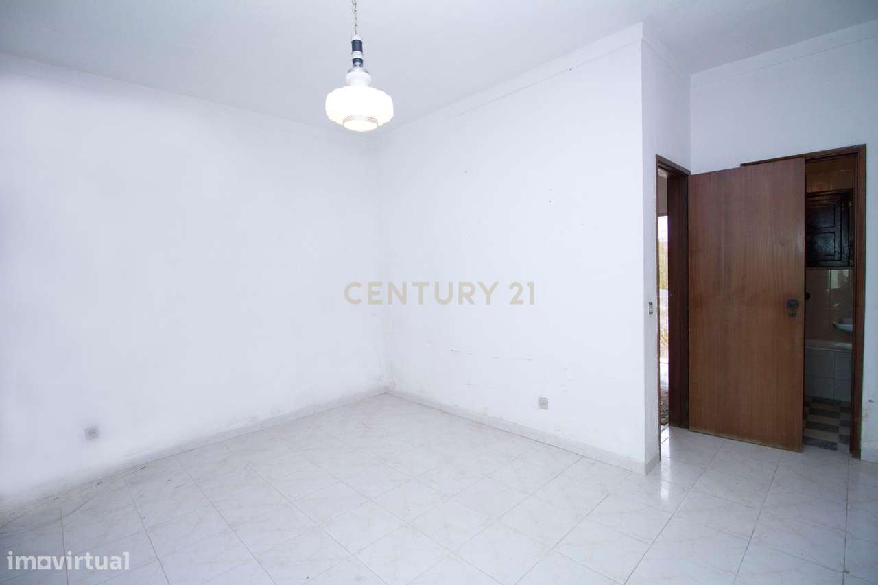 Moradia T2 para Remodelação nas Pontes-23