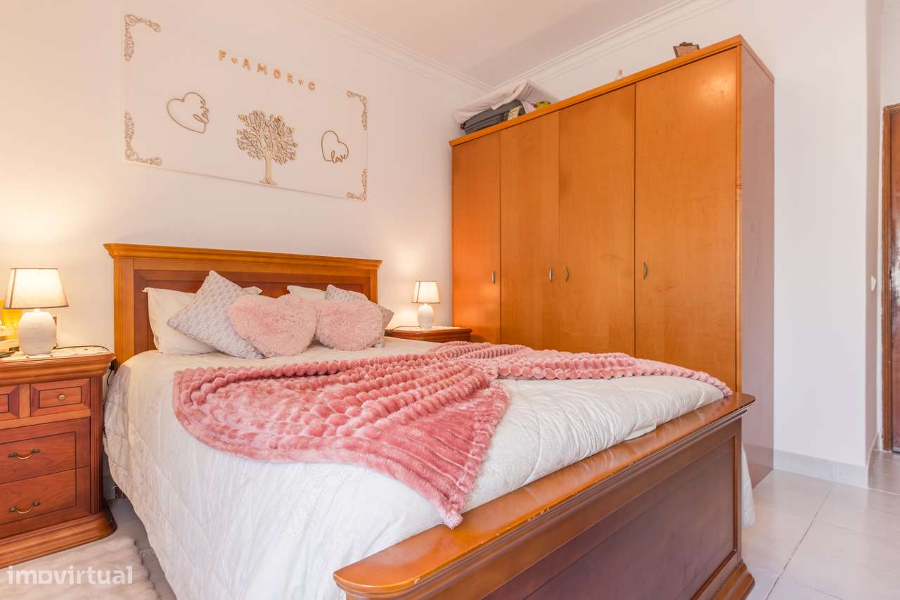 Apartamento T2 na Baixa Da Banheira na Rua do Mercado.-17