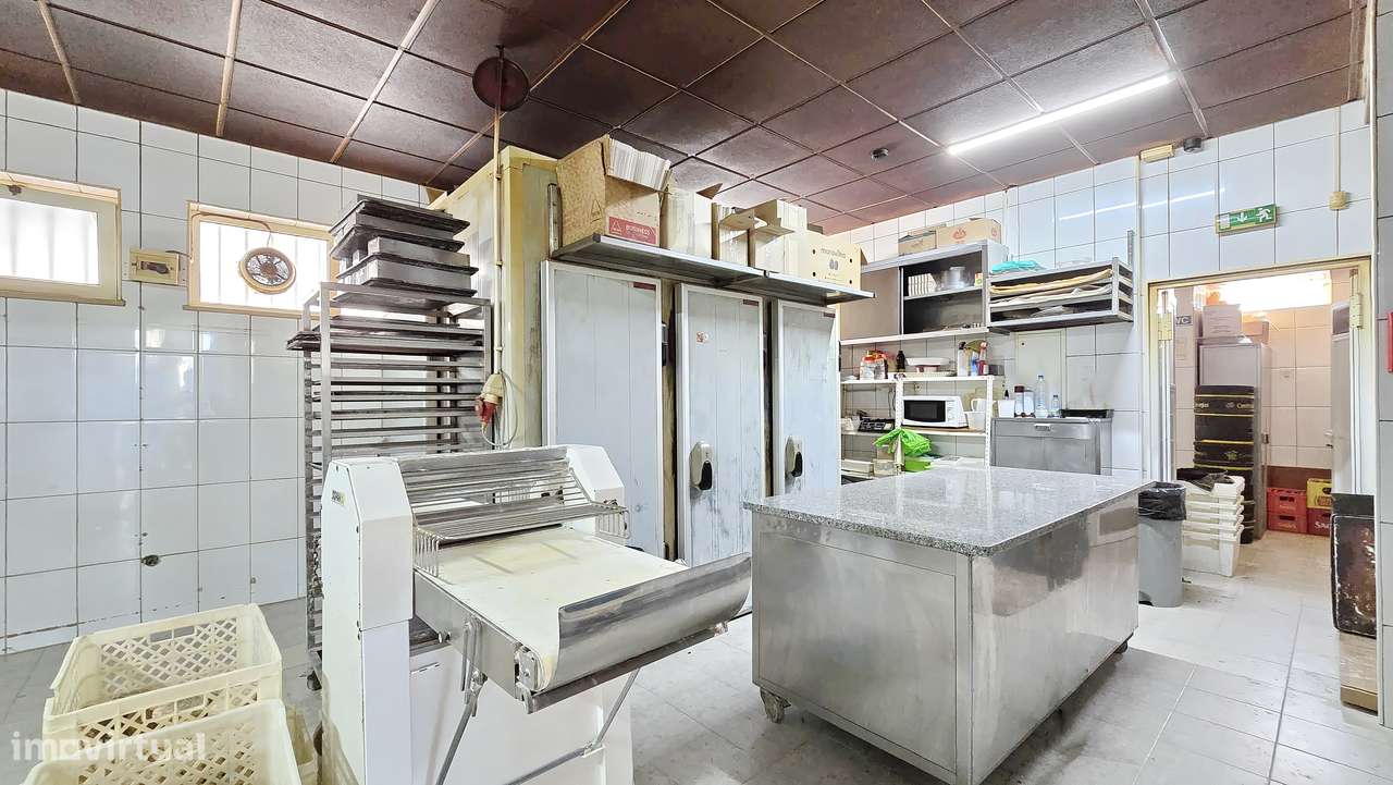 Amplo Espaço Comercial em Sarrazola – Cacia-18