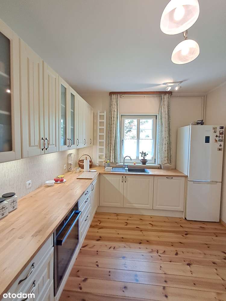 Piękny dom w otoczeniu zieleni na dużej działce.-3