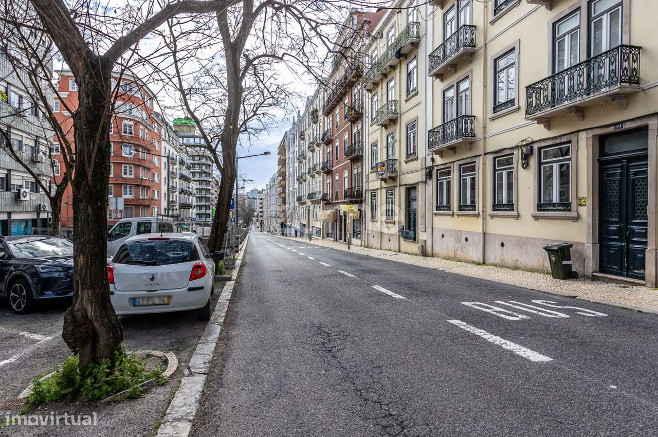 T2 Remodelado na Av. Duque de Loulé, junto ao Marquês de Pombal - Grande imagem: 4/30
