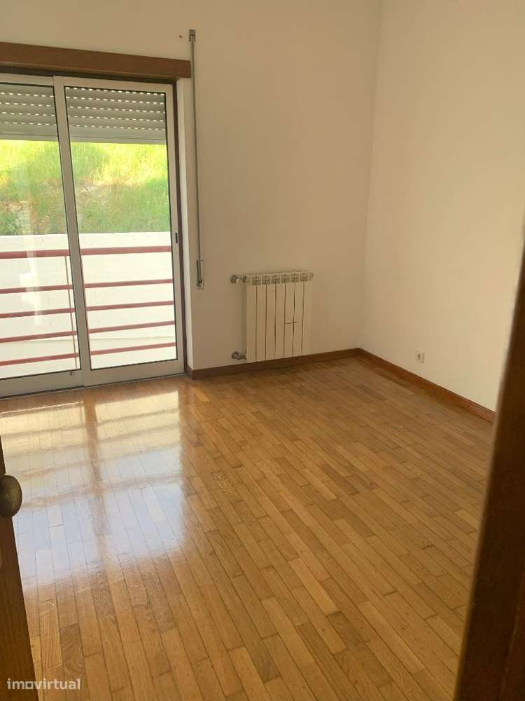 Aluga-se T2, Santa Clara, Com Aparcamento e Arrecadação - Grande imagem: 4/7