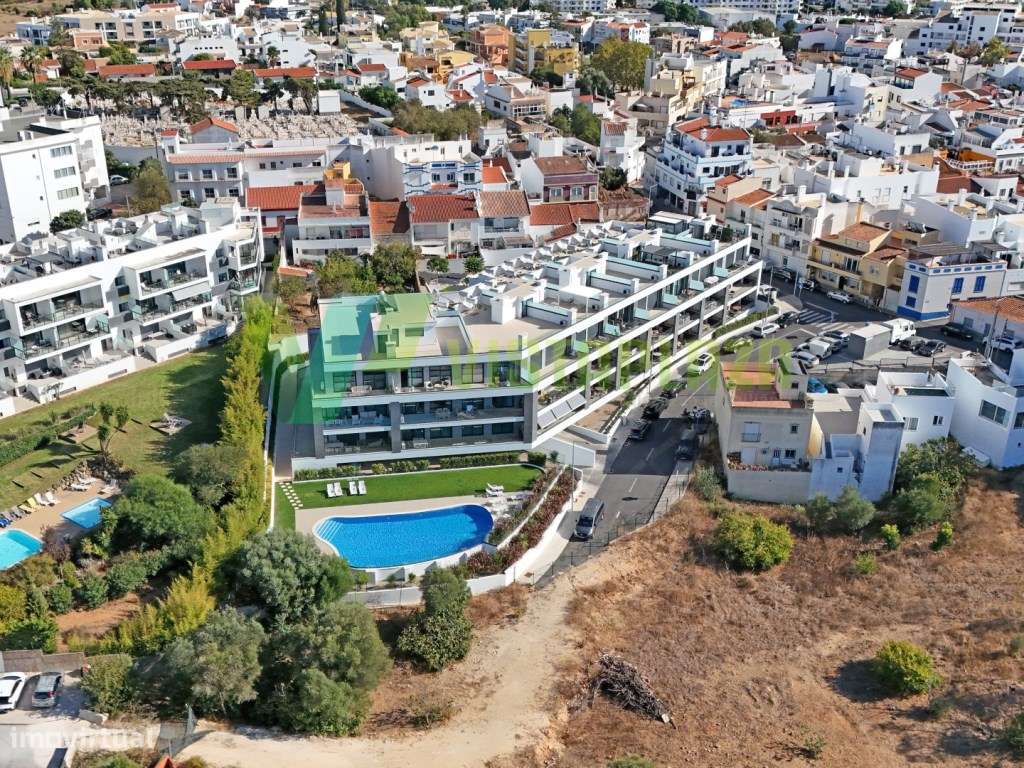 Apartamento T2 com Terraço Privativo, Piscina e Garagem Box em Alvo...-0