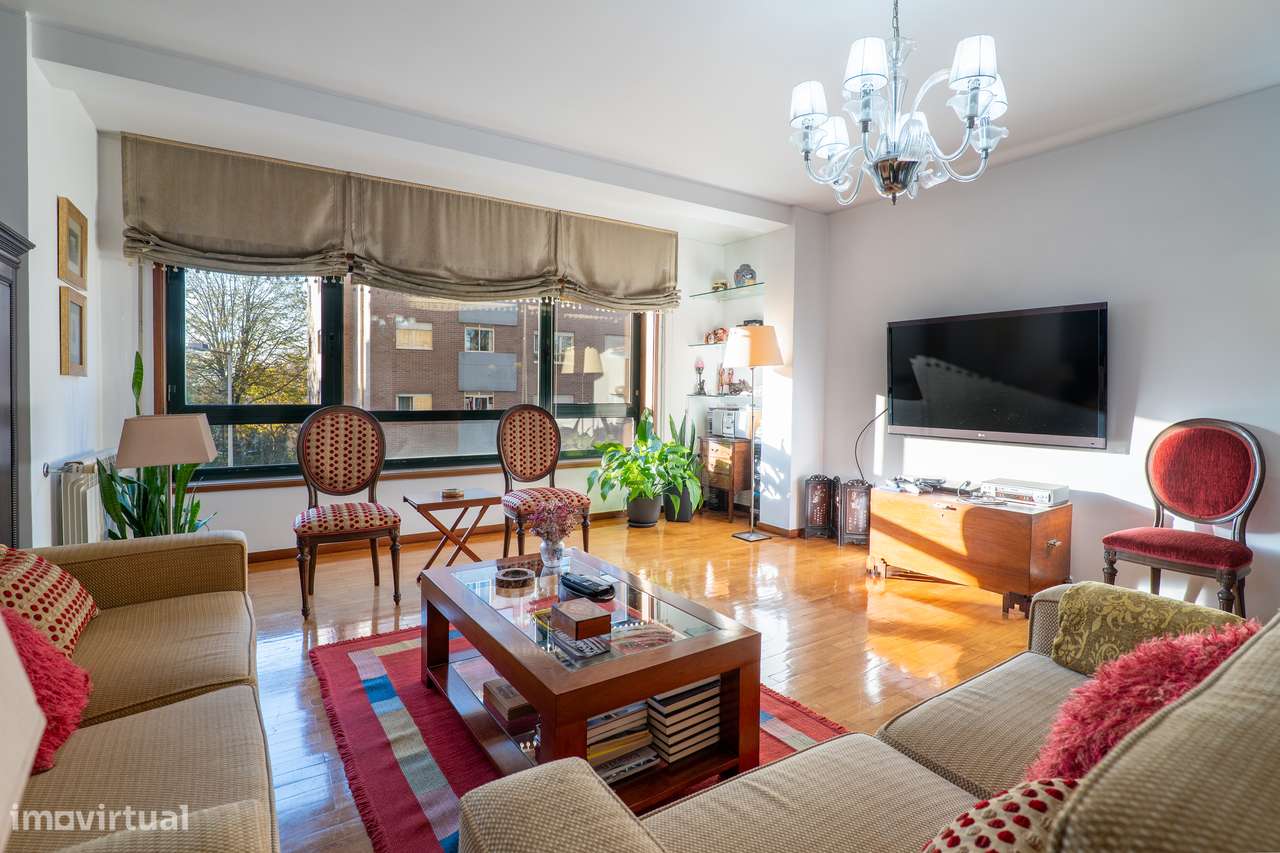 Apartamento T5 Com Excelentes Áreas em Matosinhos-7