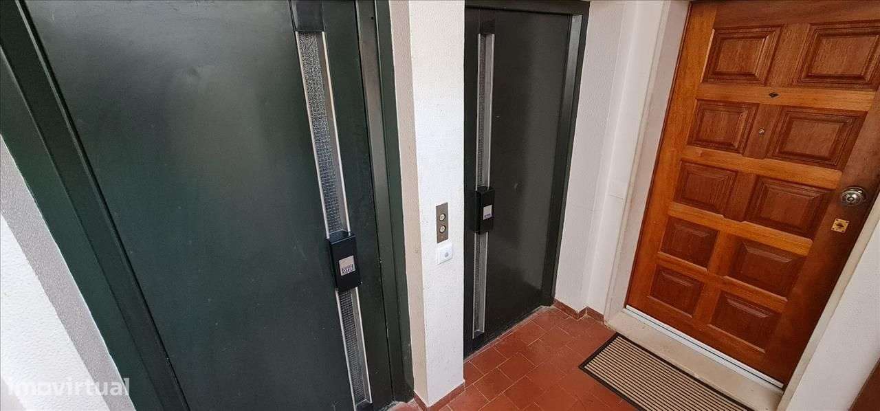 Apartamento T2 com Boa Exposição Solar em Rio de Mouro-1