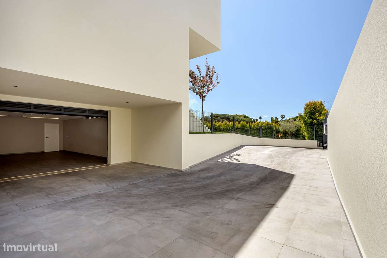 Moradia T4 contemporânea com jardim e piscina no bairro da Martinha, E-25