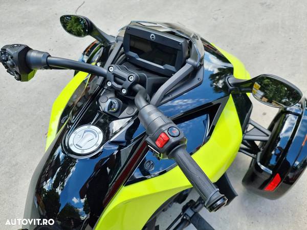 Can-Am Spyder - 6