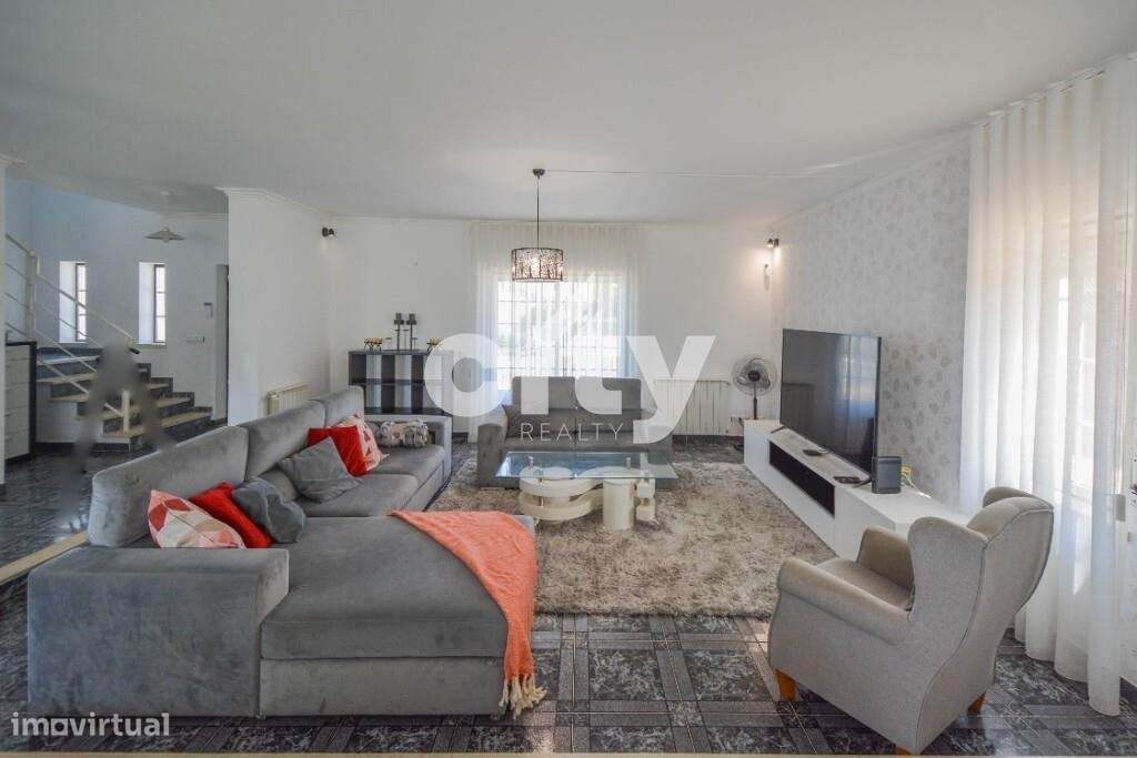 MORADIA T4  COM GARAGEM, LOTE -700 m2, ÁREA DE CONSTRUÇÃO 363 m2-1