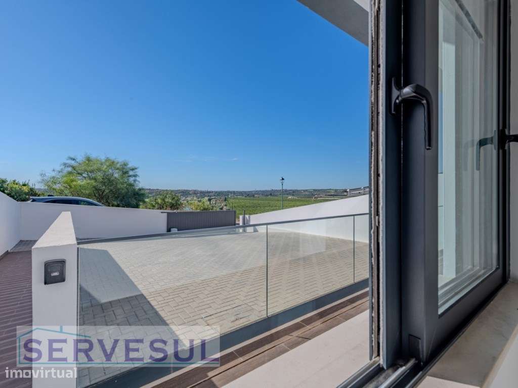 Moradia Moderna com Piscina e uma vista magnifica para o Campo de G...-13