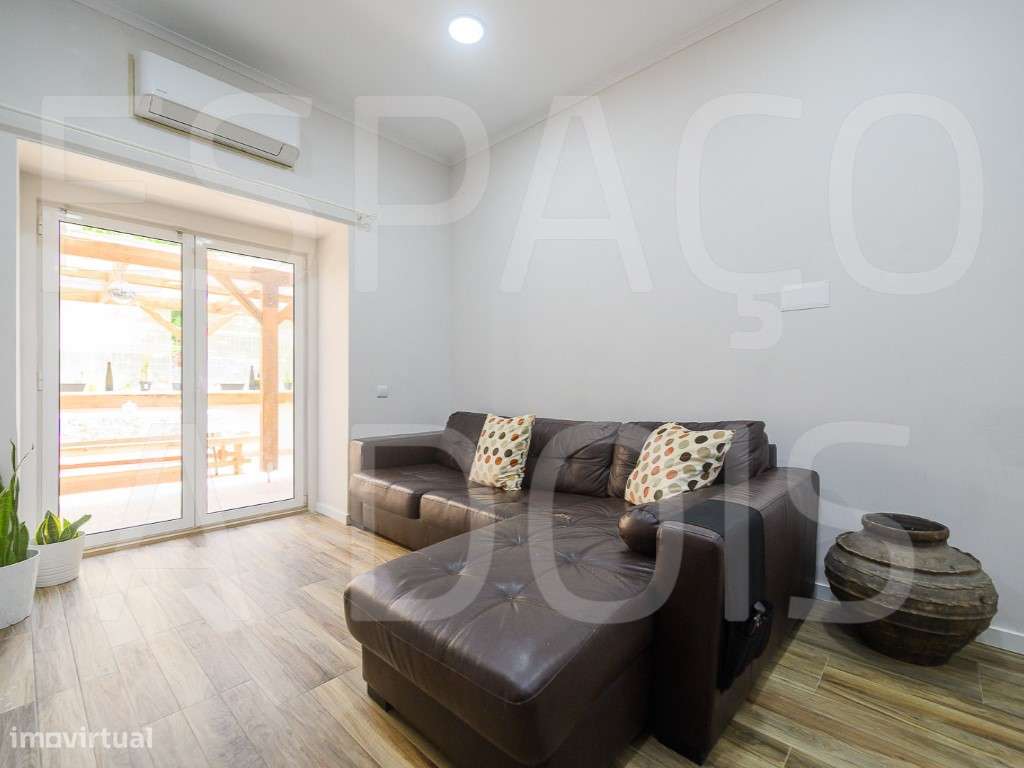 Amadora Centro | T3 Remodelado com 2 Suites e um Fantástico Logrado...-9