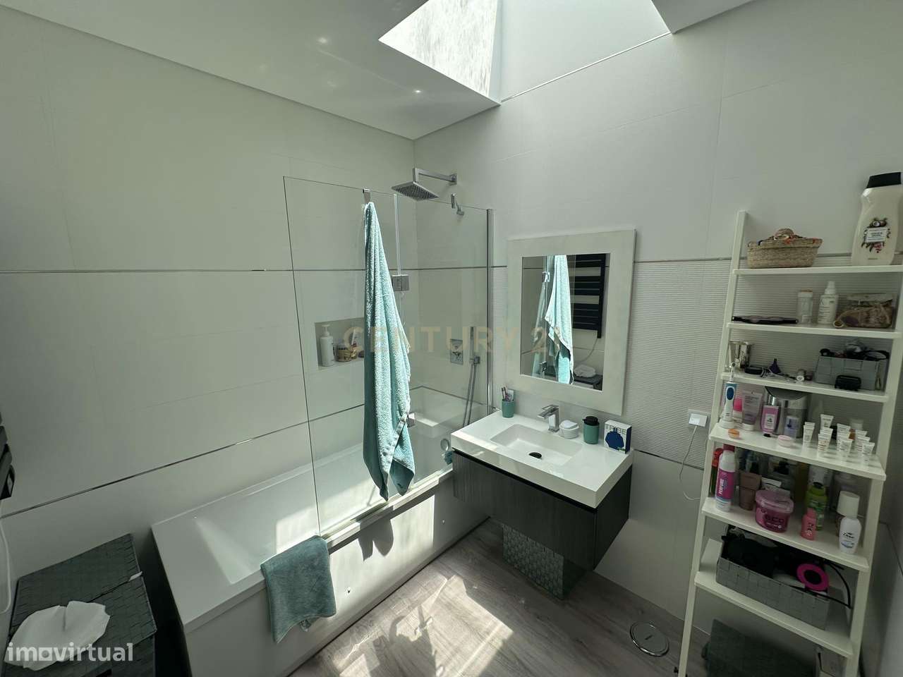 Moradia Térrea com Piscina aquecida e excelente jardim. Localizada em-32