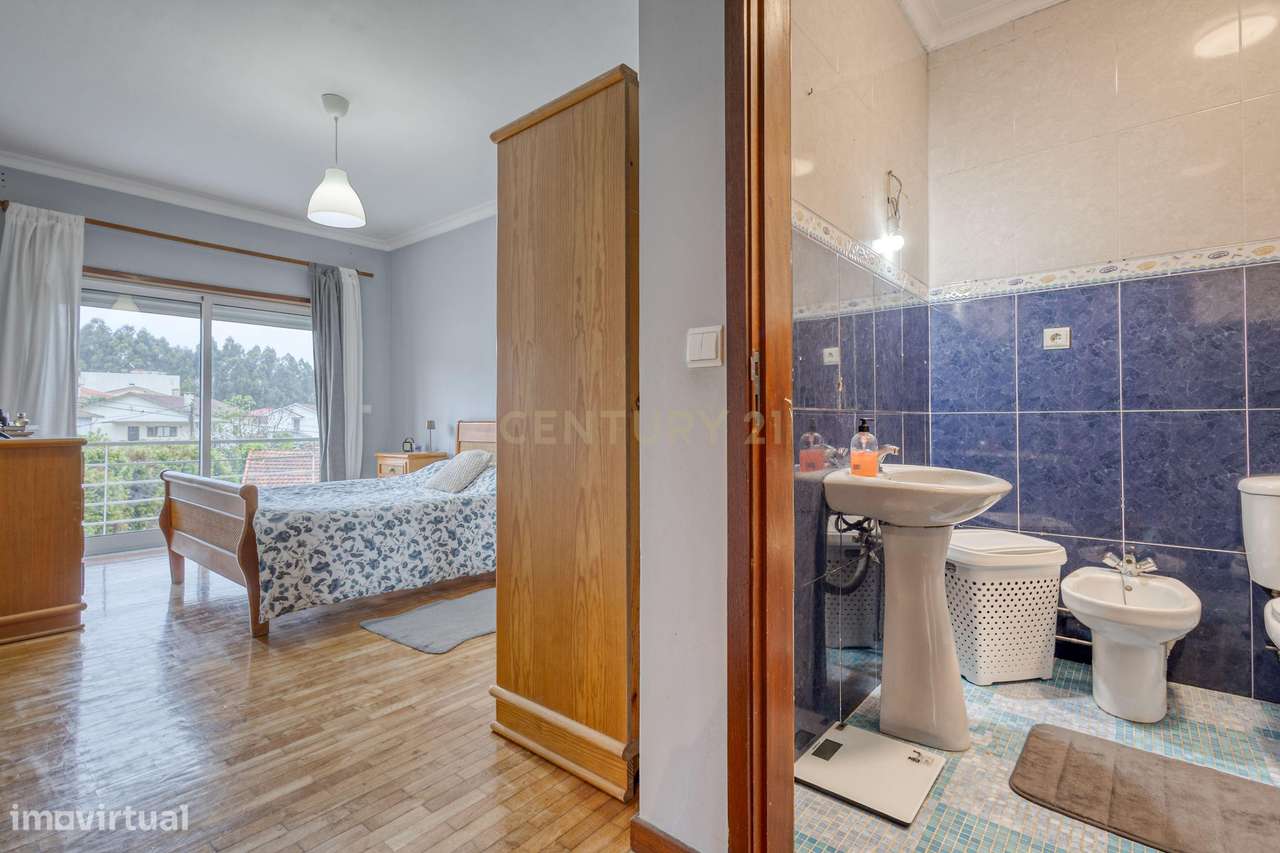 T3 com 3 varandas e Box fechada em Paredes-10