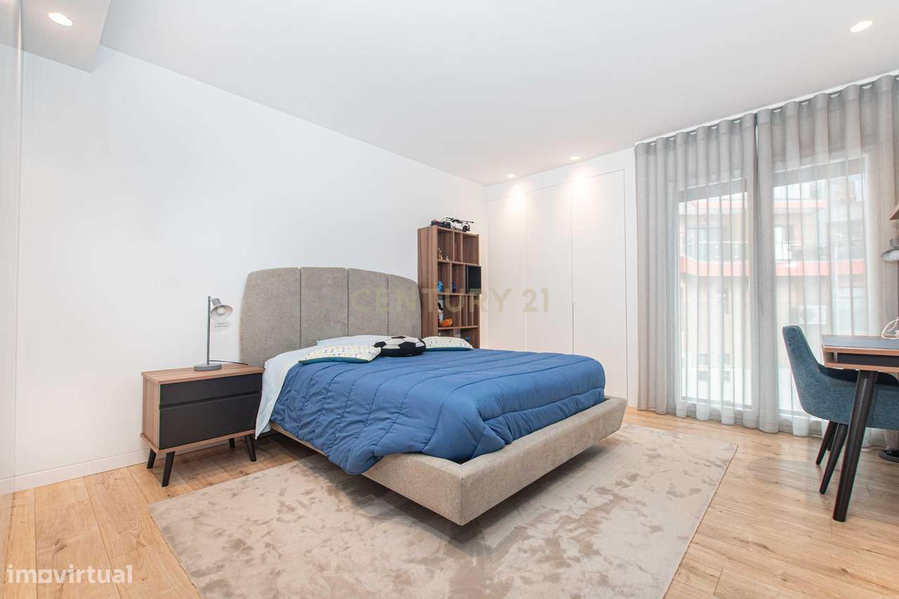 T4 Exclusivo com Terraço e Box para 2 Carros no Jardim da Amoreira-19