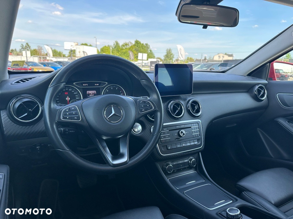 Mercedes-Benz GLA 180 7G-DCT - 14